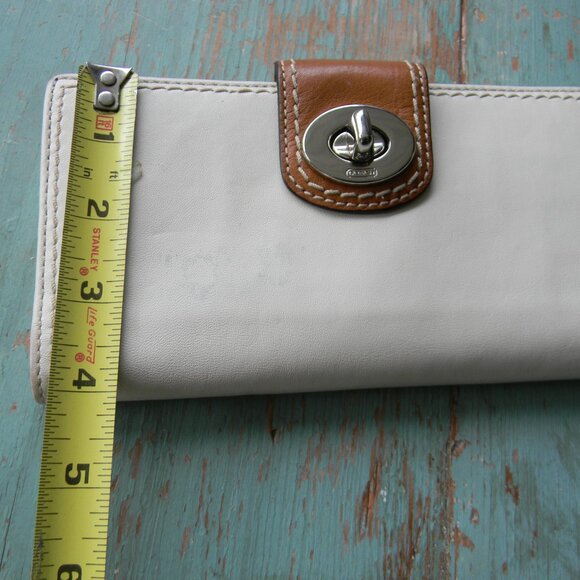 COACH CREAM LEATHER TAN TRIM TURNLOCK LARGE CLUTCH WALLET - Picture 3 of 8